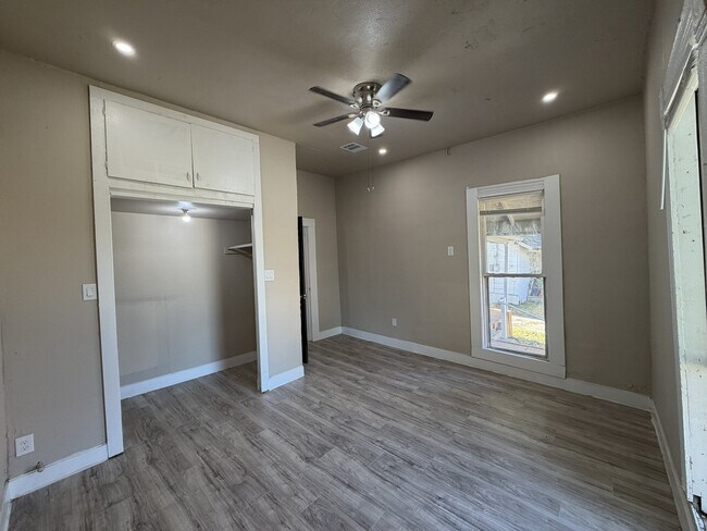 Building Photo - 418 N Clements St