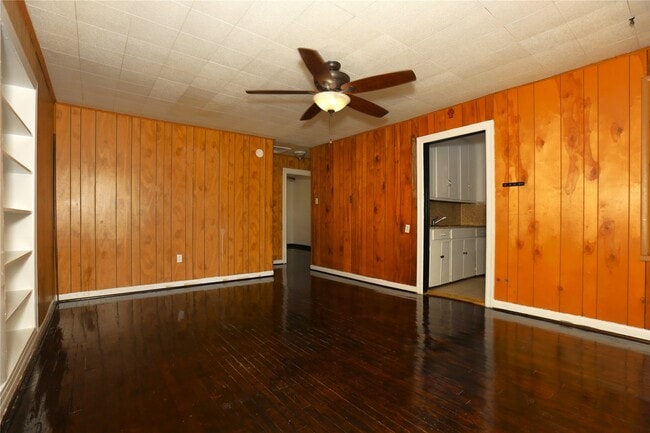 Building Photo - 302 Circle Way St