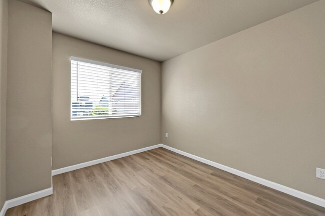 Building Photo - $1,850-3 Bed 3.5 Bath townhome in CO Sprin...