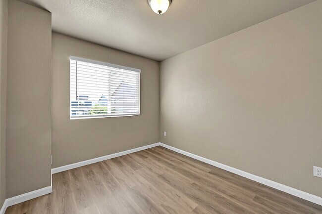 Building Photo - $1,995-3 Bed 3.5 Bath townhome in CO Sprin...
