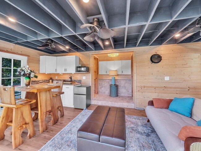 Building Photo - Oceanfront Estate: The Honolii Hale