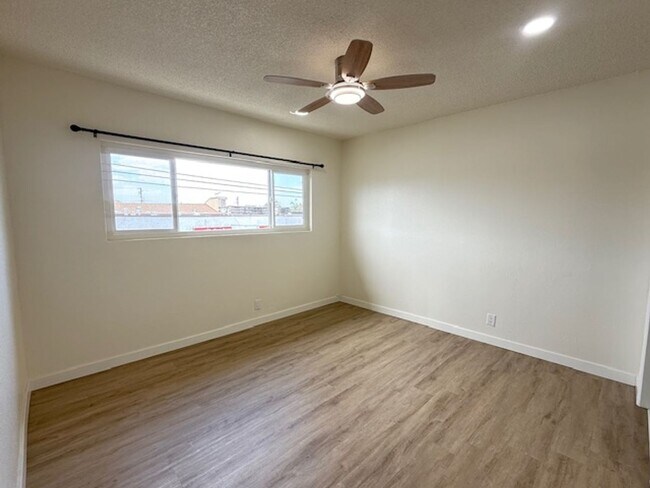 Building Photo - Spacious remodeled 2 BR apartment - Inglew...