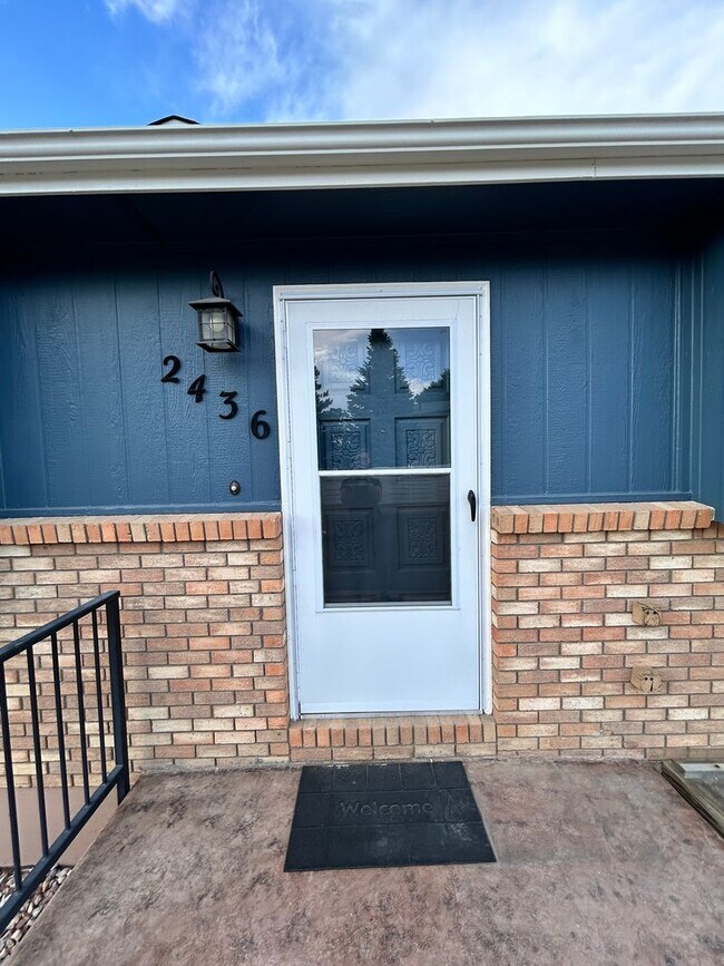 Building Photo - Spacious 3BR Duplex w/ Garage, Workshop, L...