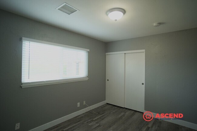 Building Photo - 3-Bedroom Home In East Bakersfield!