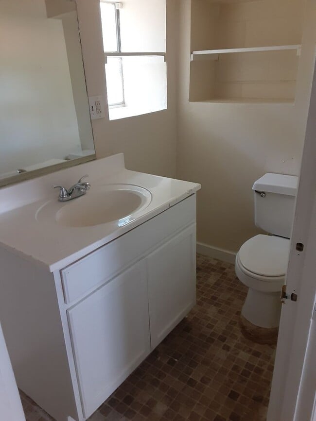 Building Photo - 4 Bedroom Home