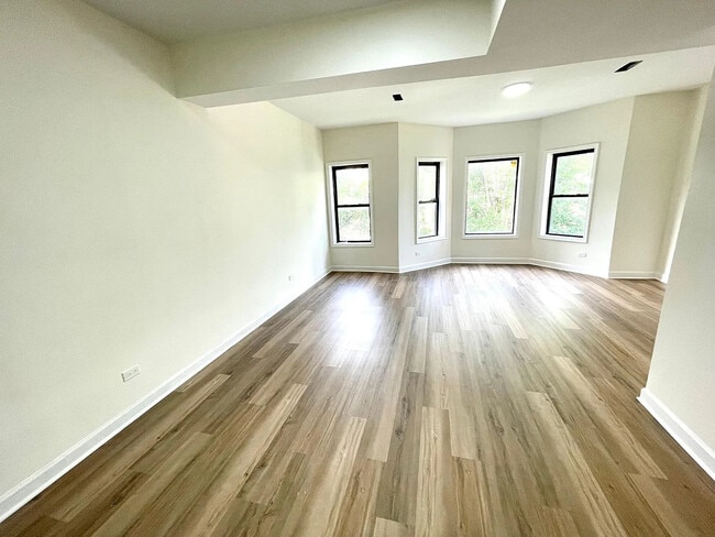 Building Photo - 5623 S Prairie Ave