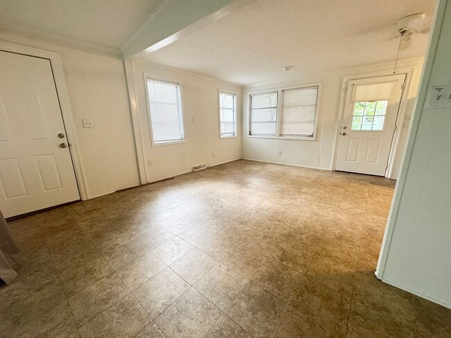 Building Photo - ADORABLE Downtown Cottage in Conway. Fantastic location and TONS of charm. Fenced in back yard!