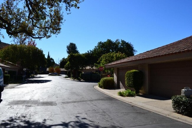 Building Photo - 667 Arroyo Oaks Dr