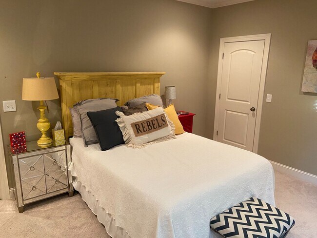 Building Photo - 4BR/4.5BA Furnished Townhome For Rent