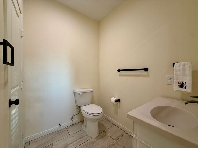 Building Photo - Completely Renovated 3BR / 2BA House | Midway ISD