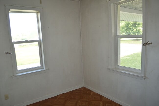 Building Photo - FOR RENT: 2 Bedroom house