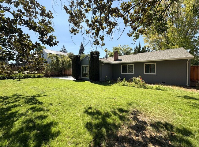 Building Photo - Charming 3BR/2BA Home in West Menlo Park