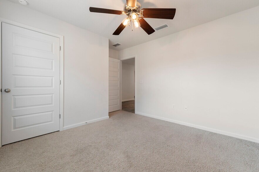 Building Photo - 7805 Lakeside Oaks Dr