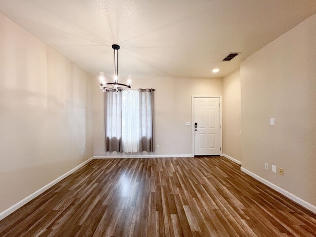 Building Photo - Beautiful 3 Bed, 2 Bath Home