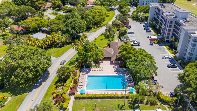 Building Photo - 2800 N Palm Aire Dr