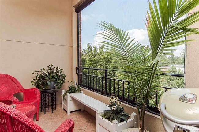 Screened in porch - 300 Finsbury St