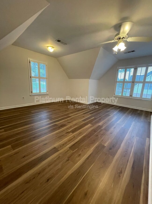 Building Photo - 870 Ingleside Dr