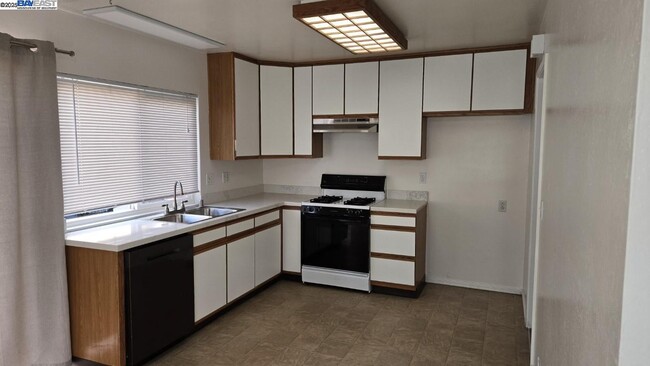 Building Photo - 574 Oriole Ave
