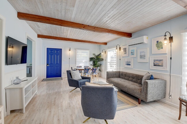 Building Photo - 212 SW 1st Ave