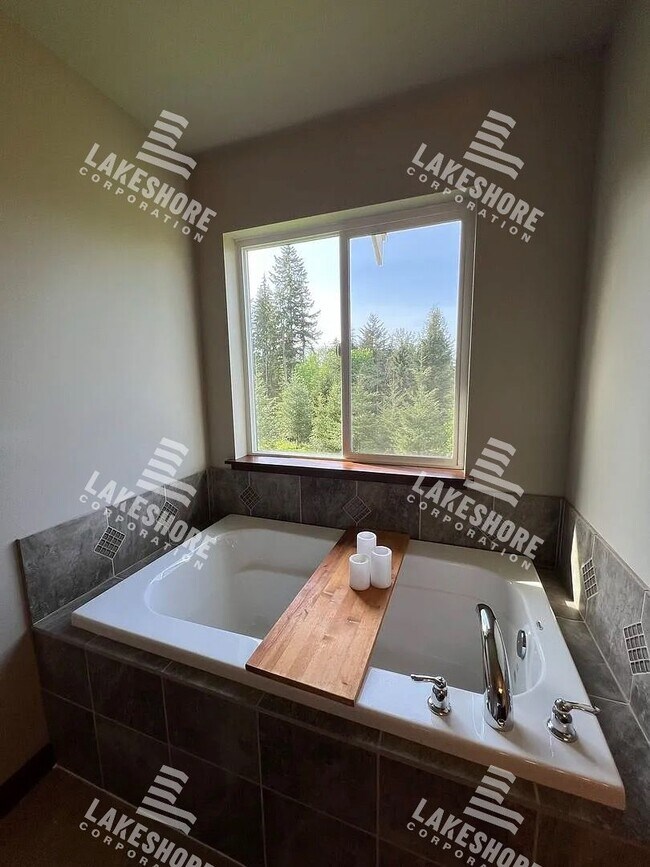 Building Photo - Spacious and Secluded 4 Bed 2 Bath Monroe ...