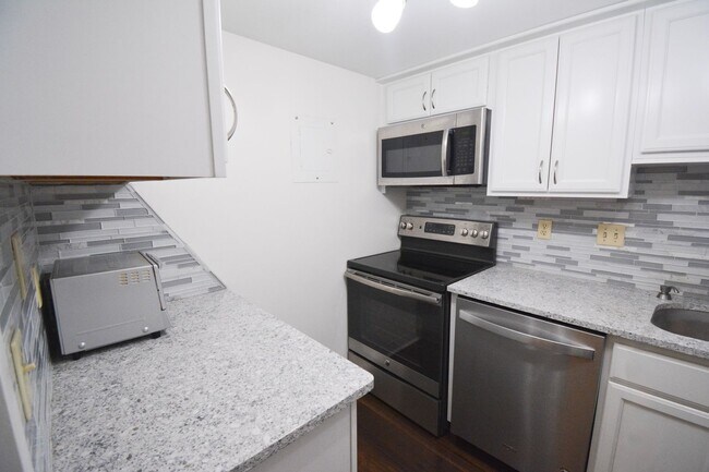 Building Photo - Furnished Unit STEPS FROM THE MAYO CLINIC FACILITIES Rochester Towers Condo For Rent!