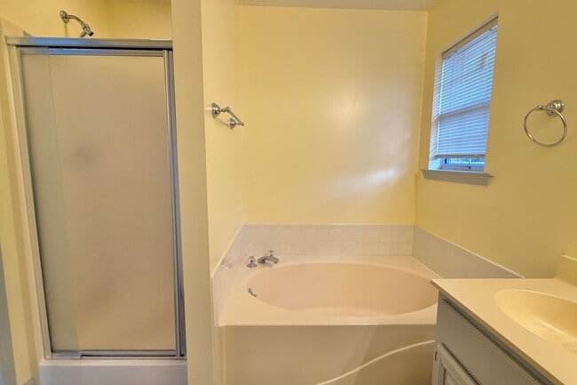 Building Photo - AVAILABLE NOW! (No Pets)