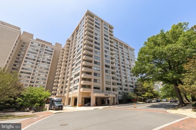 Building Photo - Sun-Filled 1BR/1.5BA with Garage Parking in The Willoughby!