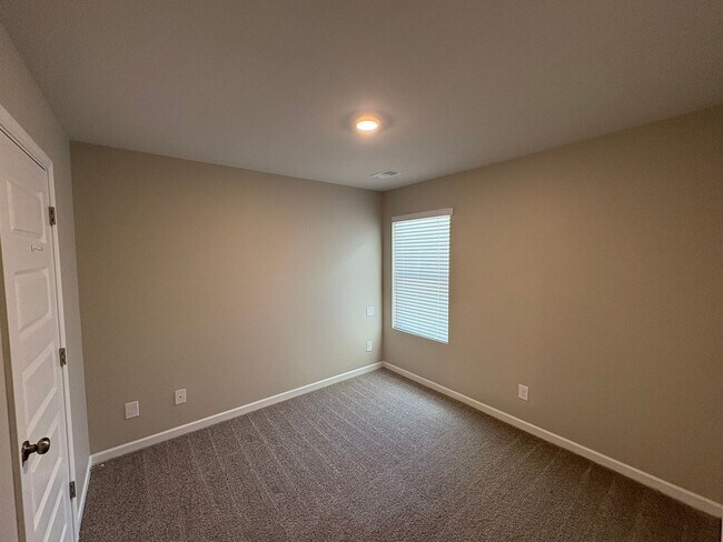 Building Photo - 3 bed, 2 bath available for rent now!