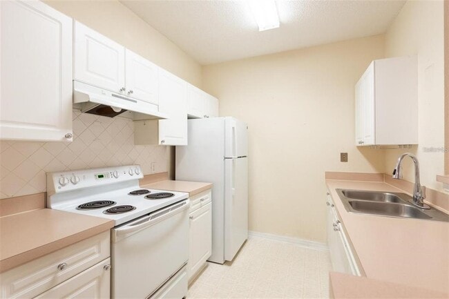 Building Photo - 18001 Richmond Pl Dr