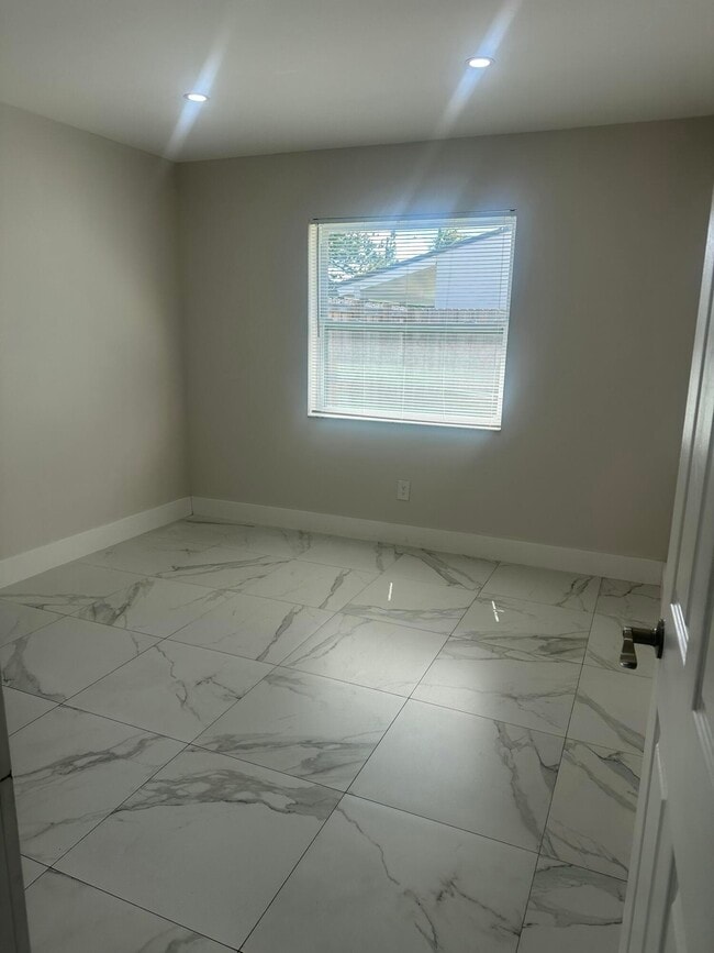 Building Photo - 1227 NW 6th Ave