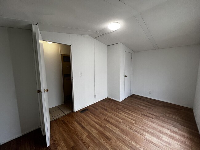 Building Photo - 220 Six Pines Rd