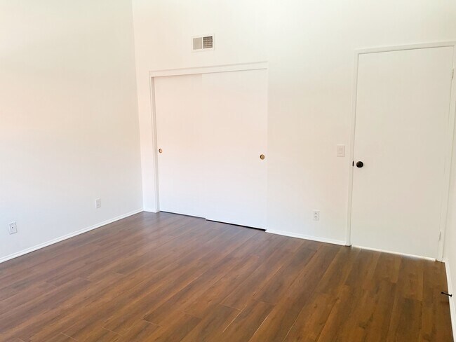 Building Photo - 1450 Palisades Dr