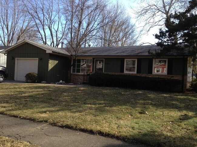 Building Photo - Spacious 3Bed/2Bath