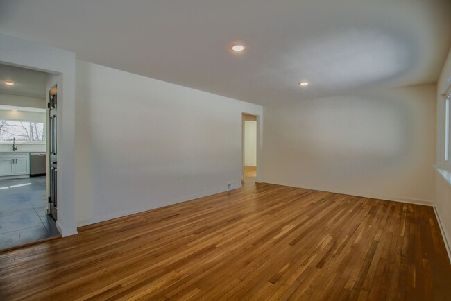 Building Photo - STUNNING 3 BEDROOM AVAILABLE NOW IN PENN H...