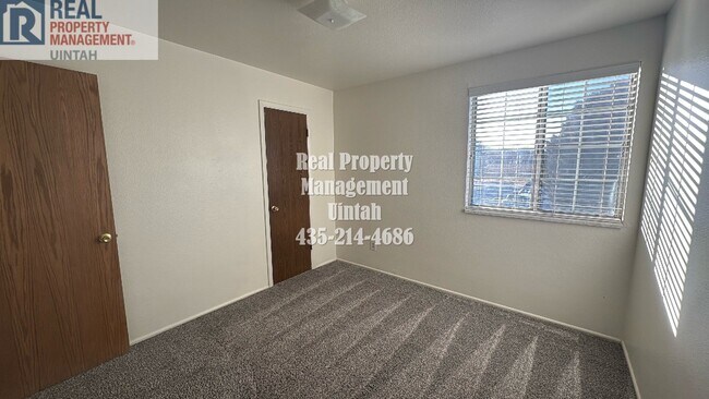 Building Photo - 3 Bedroom, 1.5 Bath Town home.