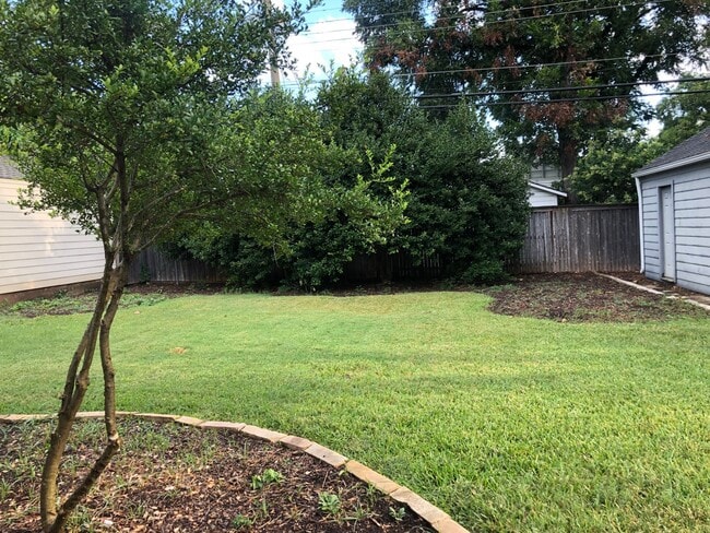 Building Photo - AVAILABLE NOW--3 BEDROOM 2 BATH HOME IN TCU AREA