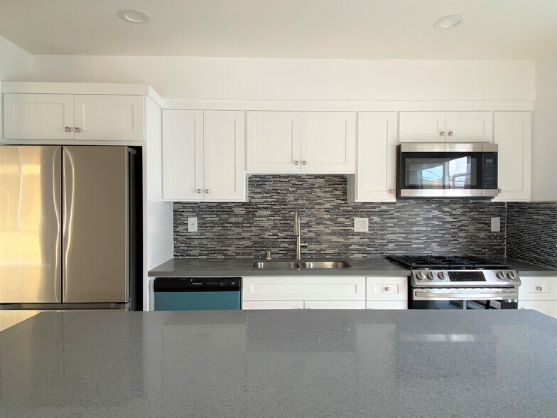 Building Photo - 545 N Kingsley Dr