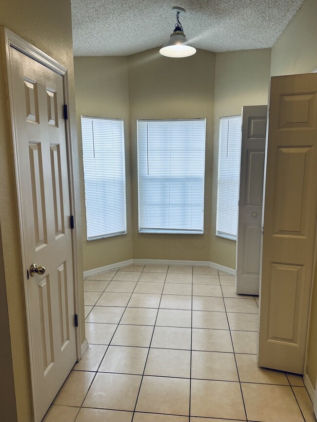 Building Photo - 620 Sonja Cir