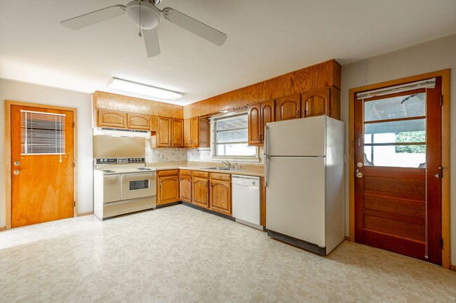 Building Photo - 2 bedroom, 1 bath unit in the heart of Eas...