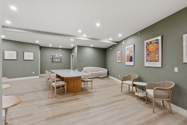 Building Photo - Stunning Studio Apartment in University City