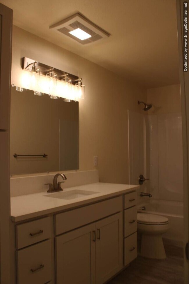 Building Photo - Bright Updated -2 bedroom 2 bath Duplex