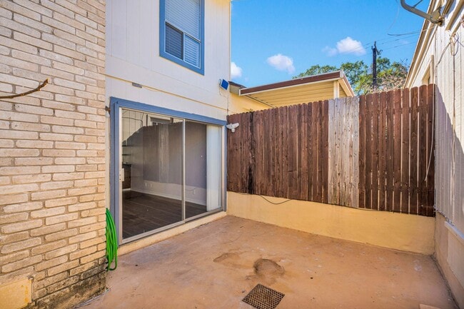 Building Photo - Move-In Ready 2-Bedroom Condo in Prime San Antonio Location