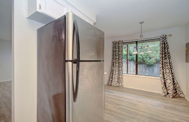 Building Photo - Cozy 2 bdrm 2 bath Condo - HALF OFF the 1s...