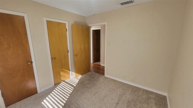 Building Photo - Discover this inviting 3 bedroom, 2 bathroom rental nestled in Cleburne, Texas, offering a spacio...