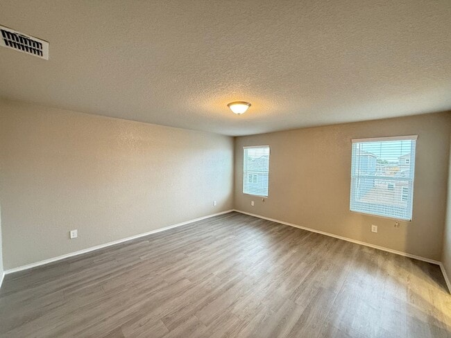 Building Photo - 4 Bedrooms, 2.5 Bathroom house with a huge back yard in New Braunfels!