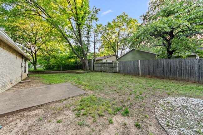 Building Photo - 121 Lake Vista W
