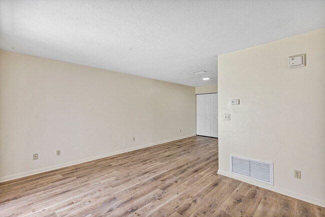 Building Photo - 3800 SE 17th Ct