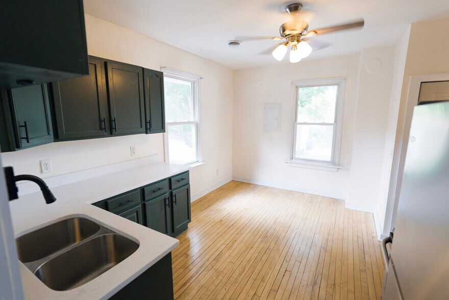 Dining - 1035 Victoria St N