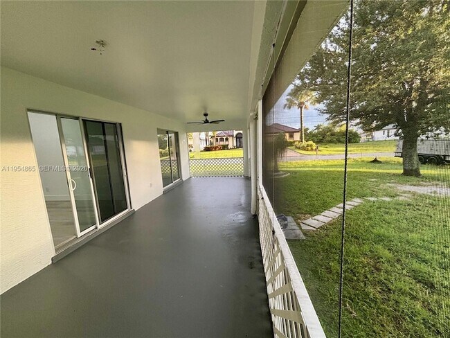 Building Photo - 142 SW 34th Pl