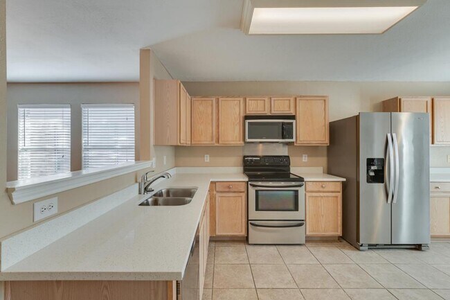 Building Photo - 5536 Camarillo Dr